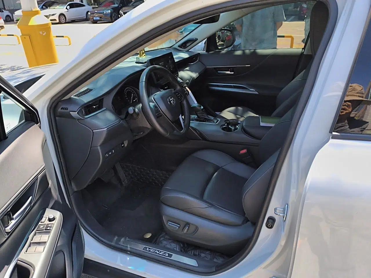 Toyota Venza 2023 2.0L CVT Two-Wheel Drive Luxury Edition — миниатюра 15