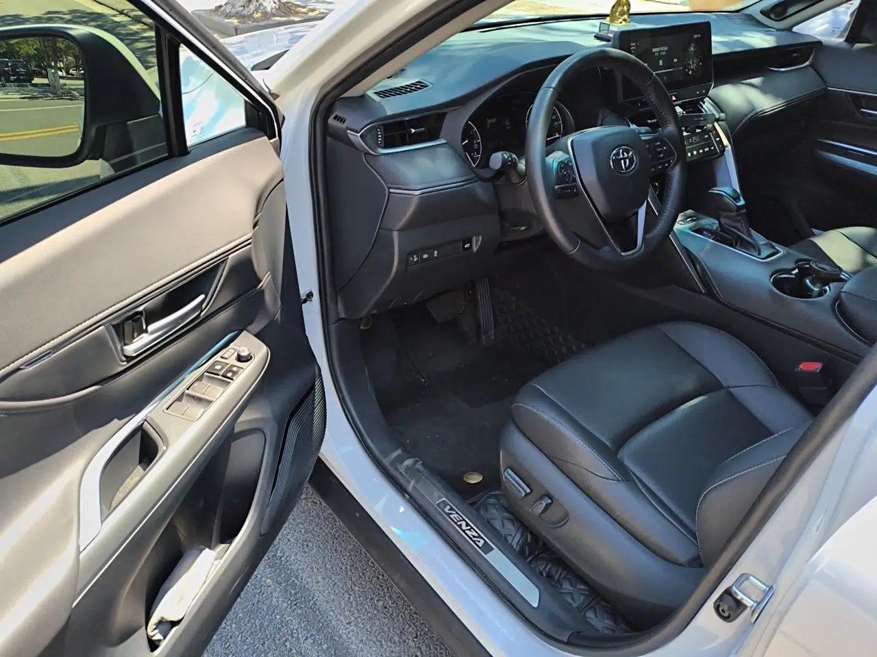 Toyota Venza 2023 2.0L CVT Two-Wheel Drive Luxury Edition — миниатюра 16