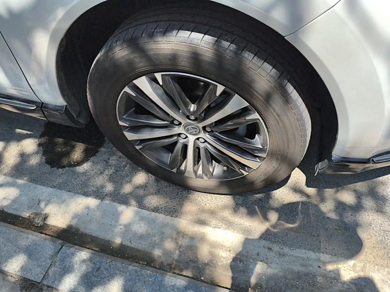 Toyota Venza 2023 2.0L CVT Two-Wheel Drive Luxury Edition — миниатюра 8