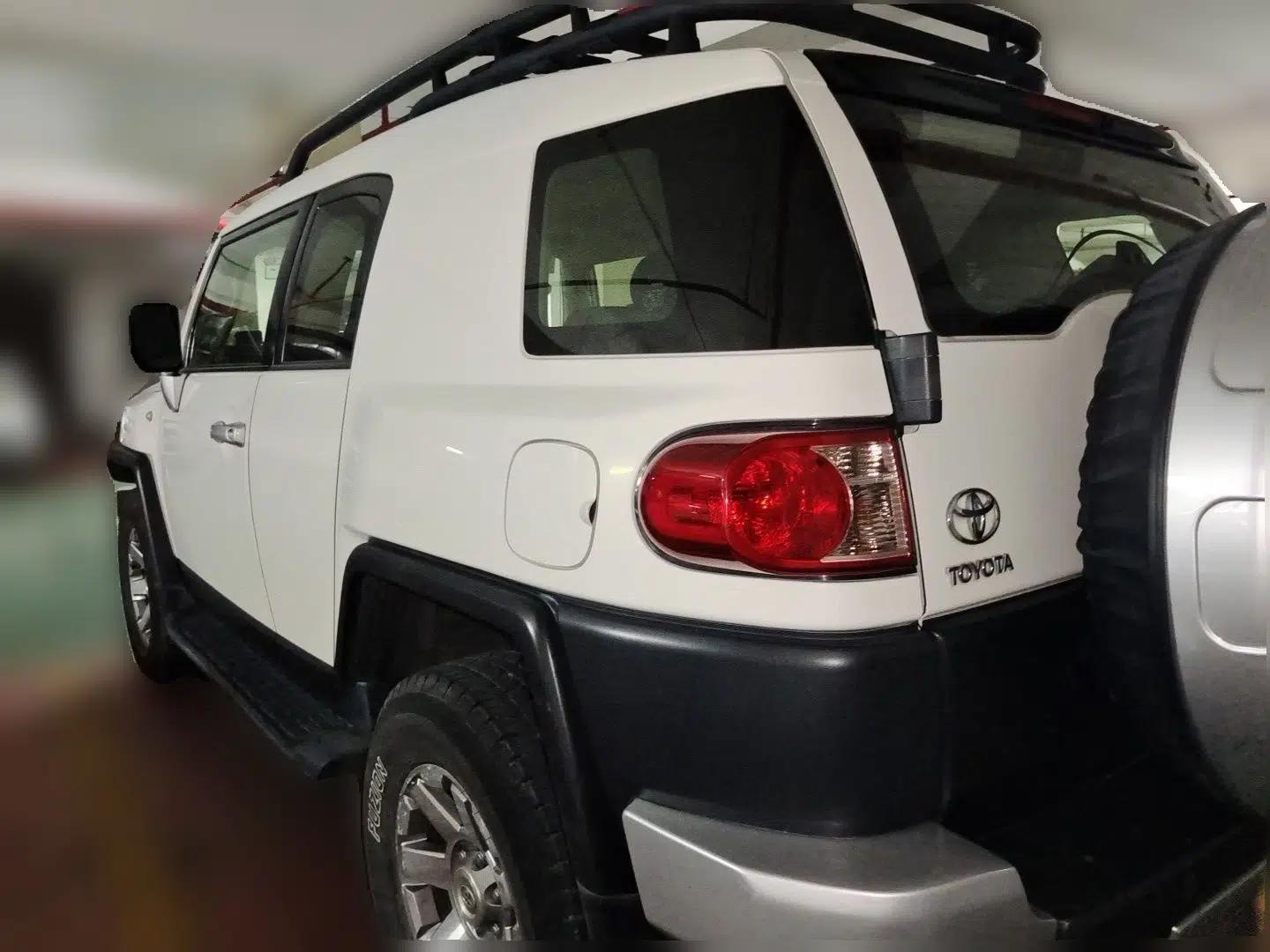 Toyota FJ Cruiser 2013 4.0L — миниатюра 4