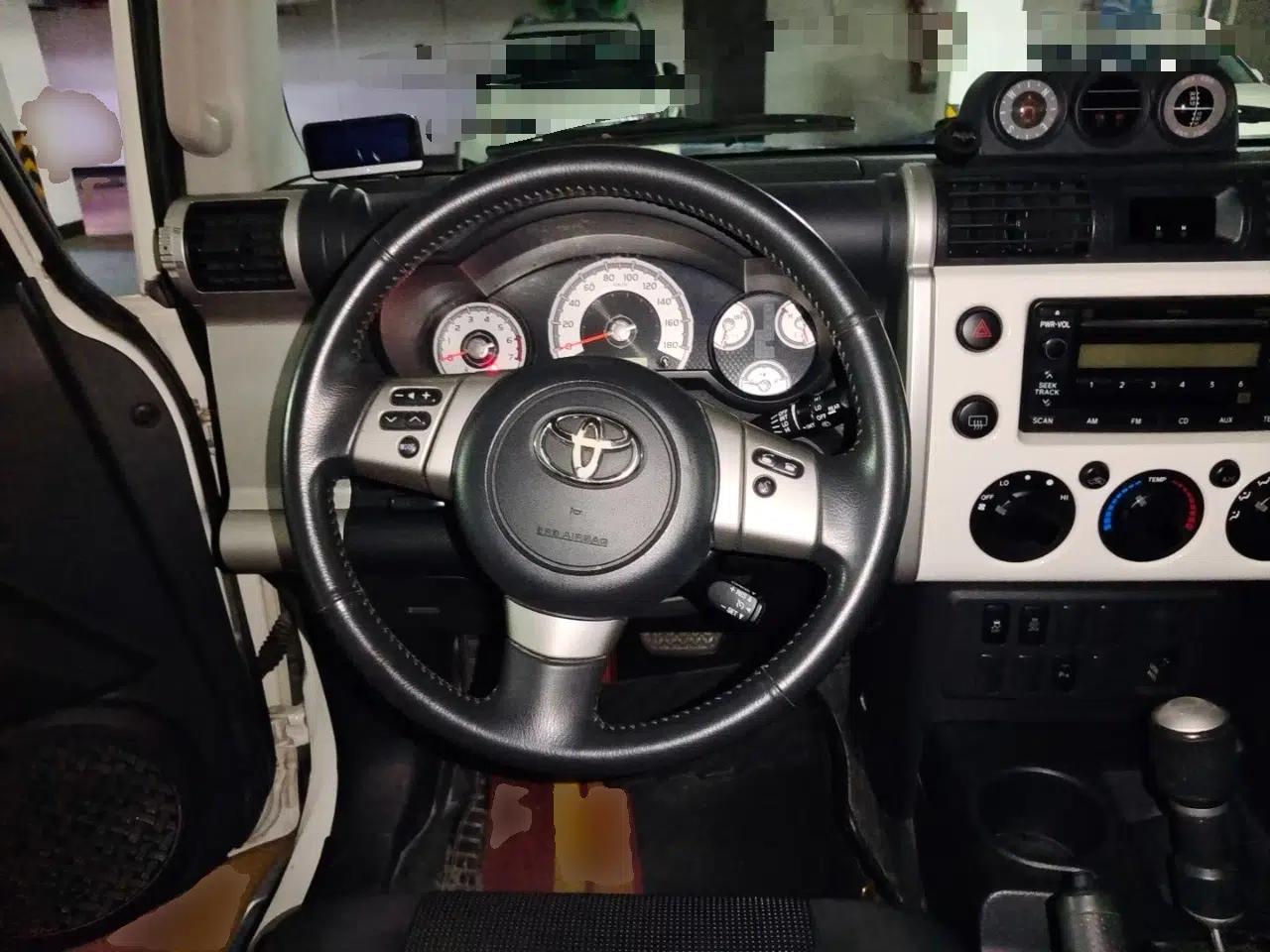 Toyota FJ Cruiser 2013 4.0L — миниатюра 10