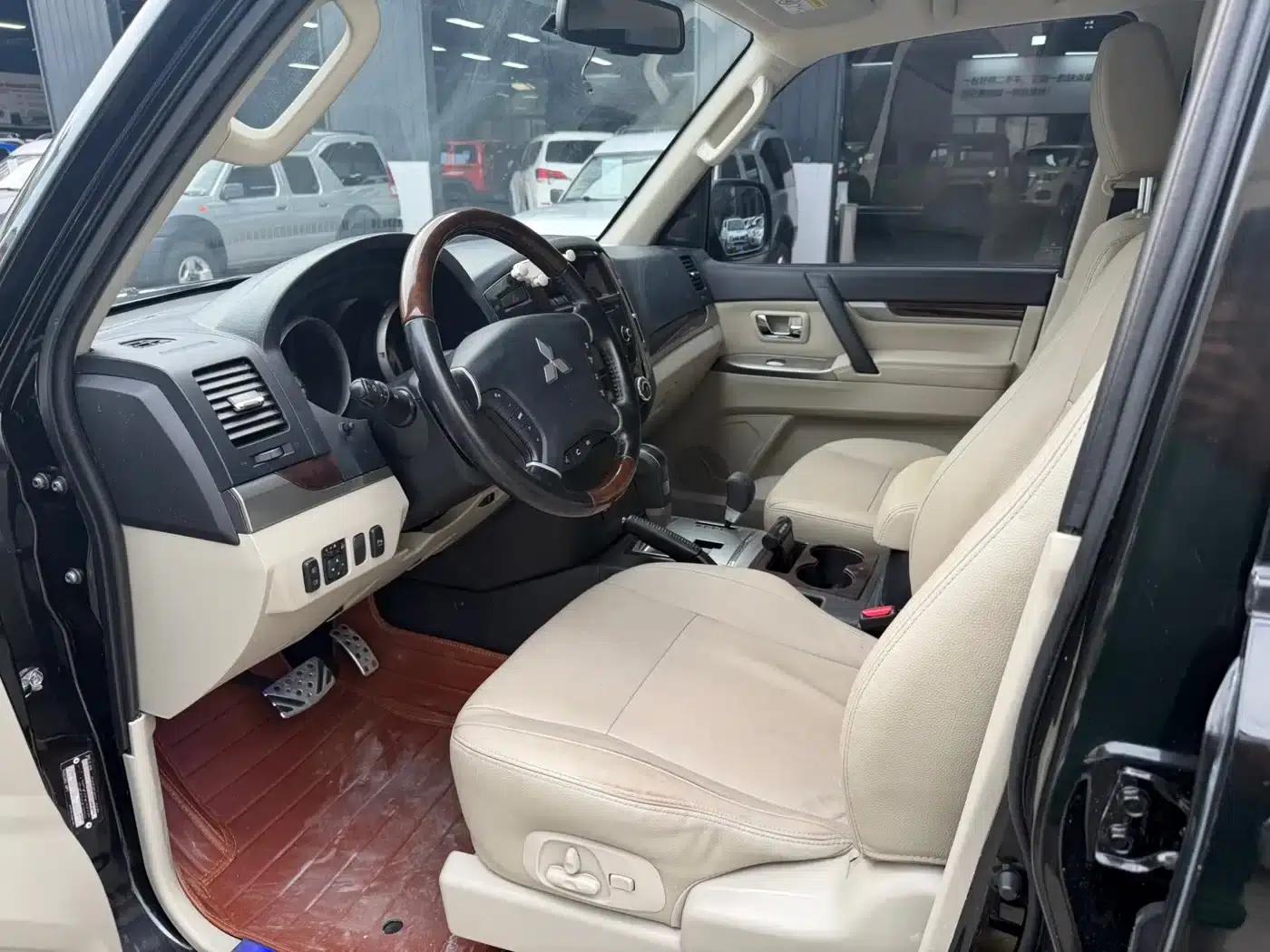 2018 Pajero Imported 3.0L Automatic Luxury Edition — миниатюра 4