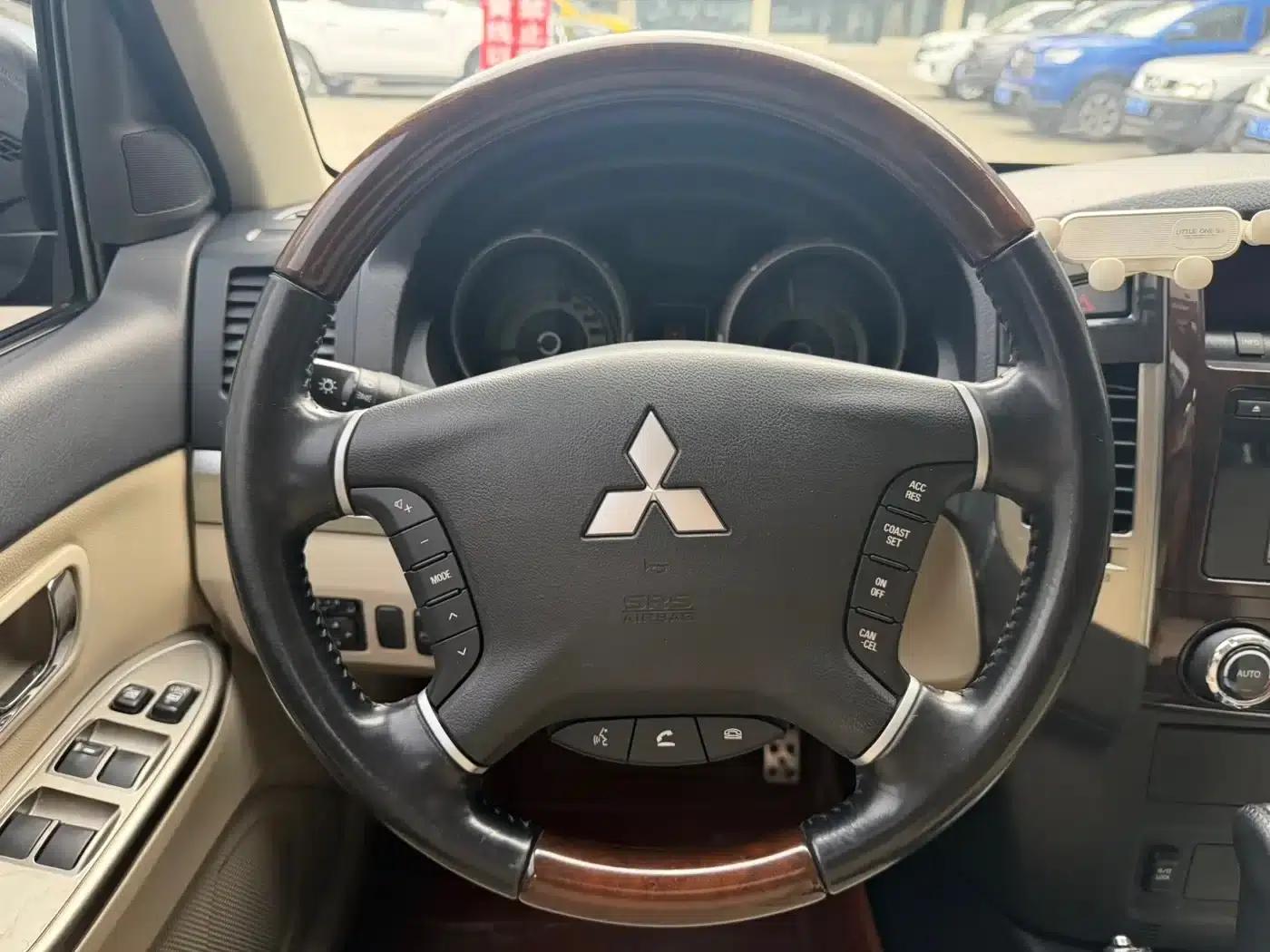 2018 Pajero Imported 3.0L Automatic Luxury Edition — миниатюра 6