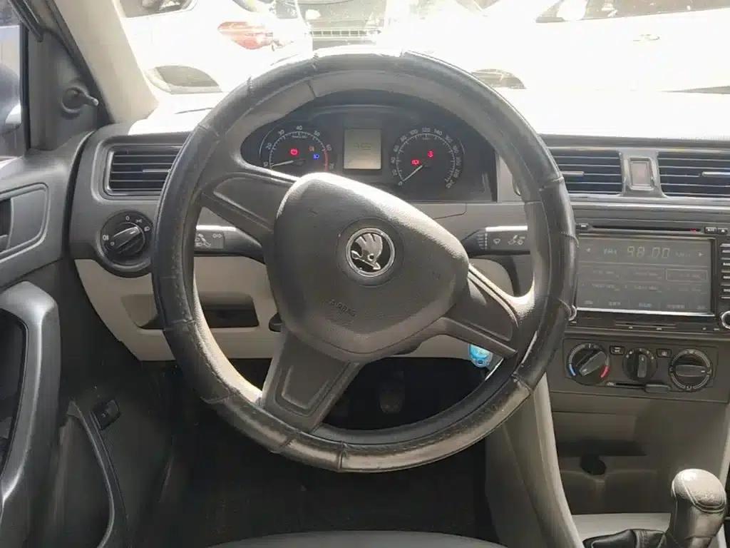 Rapid 2015 1.6L Manual Comfortline — миниатюра 11