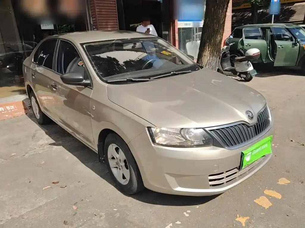 Rapid 2015 1.6L Manual Comfortline — миниатюра 4