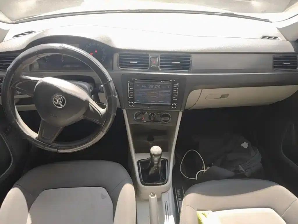 Rapid 2015 1.6L Manual Comfortline — миниатюра 10