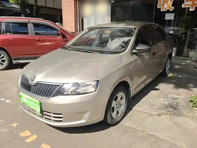 Rapid 2015 1.6L Manual Comfortline