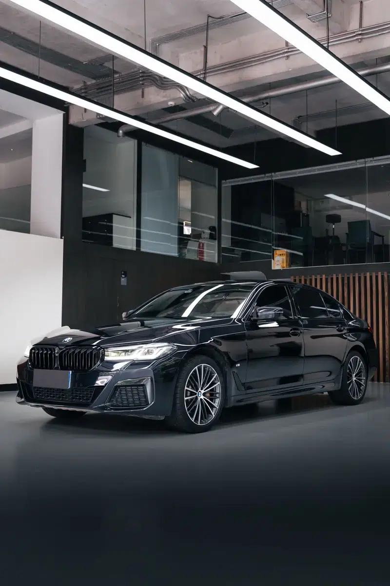 2021 BMW 5 Series Facelift 530Li Leading Edition M Sport Package — миниатюра 1