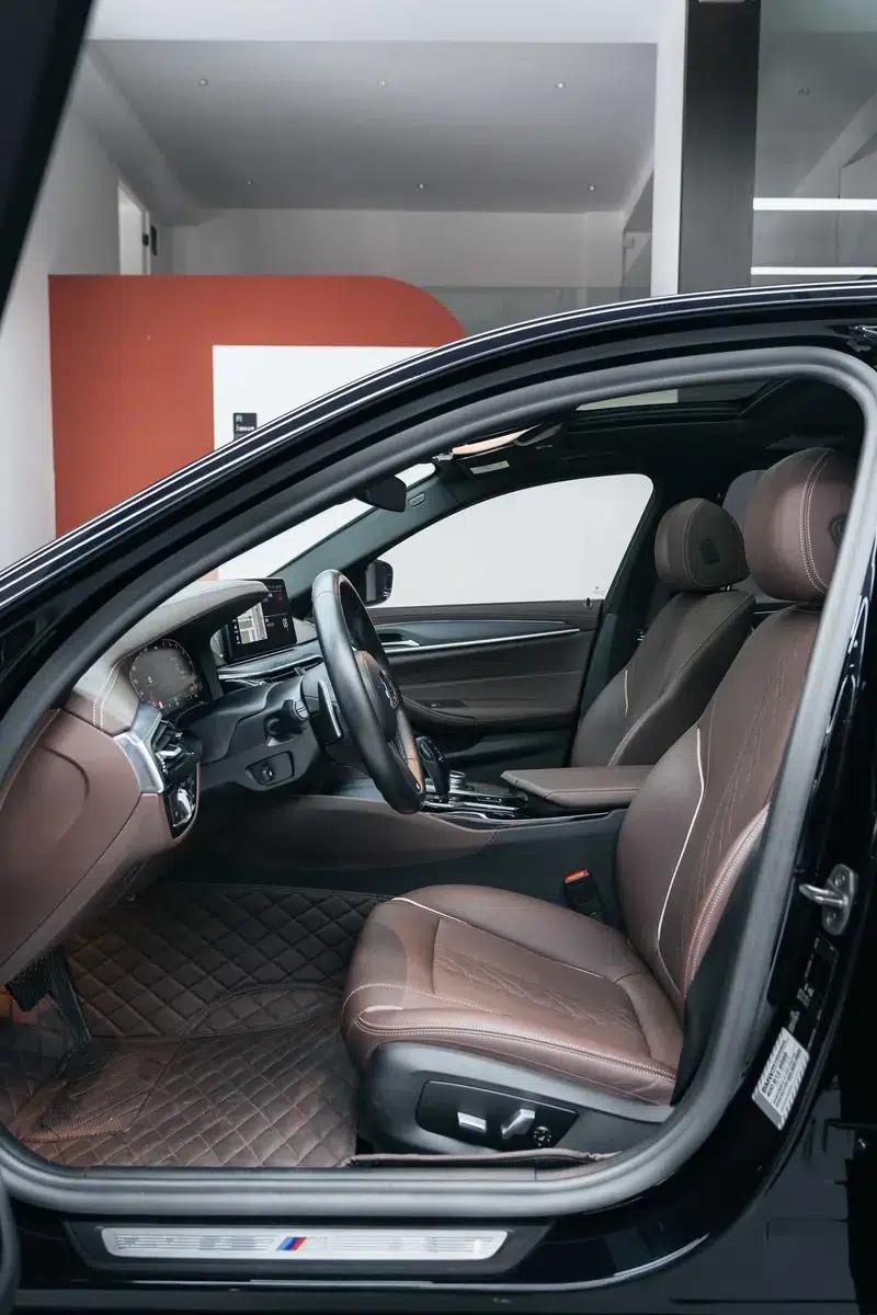 2021 BMW 5 Series Facelift 530Li Leading Edition M Sport Package — миниатюра 22