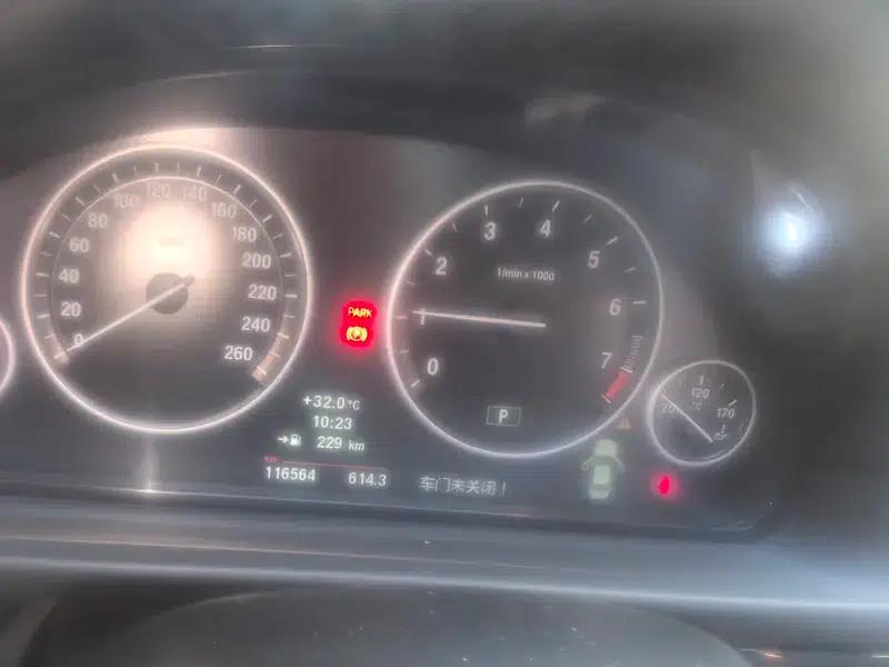 BMW 5 Series 2012 520Li Elegant Edition — миниатюра 8