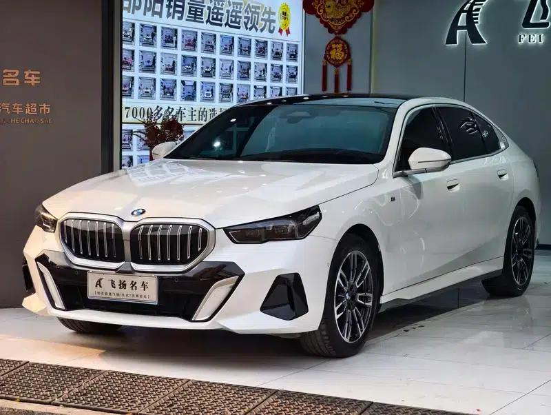 2024 BMW 5 Series 525Li M Sport Package — миниатюра 1