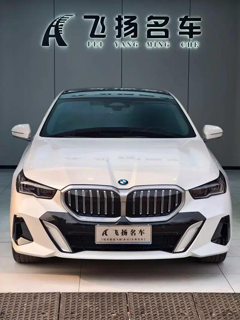 2024 BMW 5 Series 525Li M Sport Package — миниатюра 2