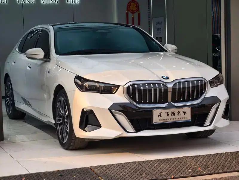 2024 BMW 5 Series 525Li M Sport Package — миниатюра 3
