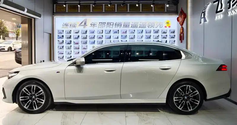 2024 BMW 5 Series 525Li M Sport Package — миниатюра 4