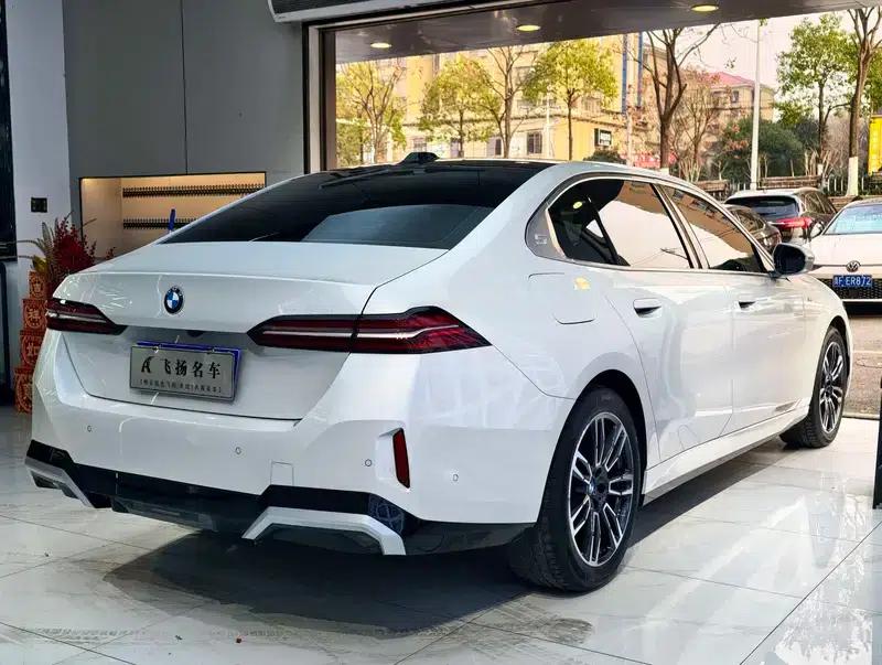2024 BMW 5 Series 525Li M Sport Package — миниатюра 7