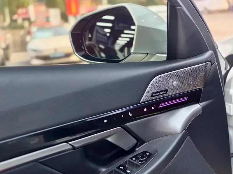 2024 BMW 5 Series 525Li M Sport Package — миниатюра 9