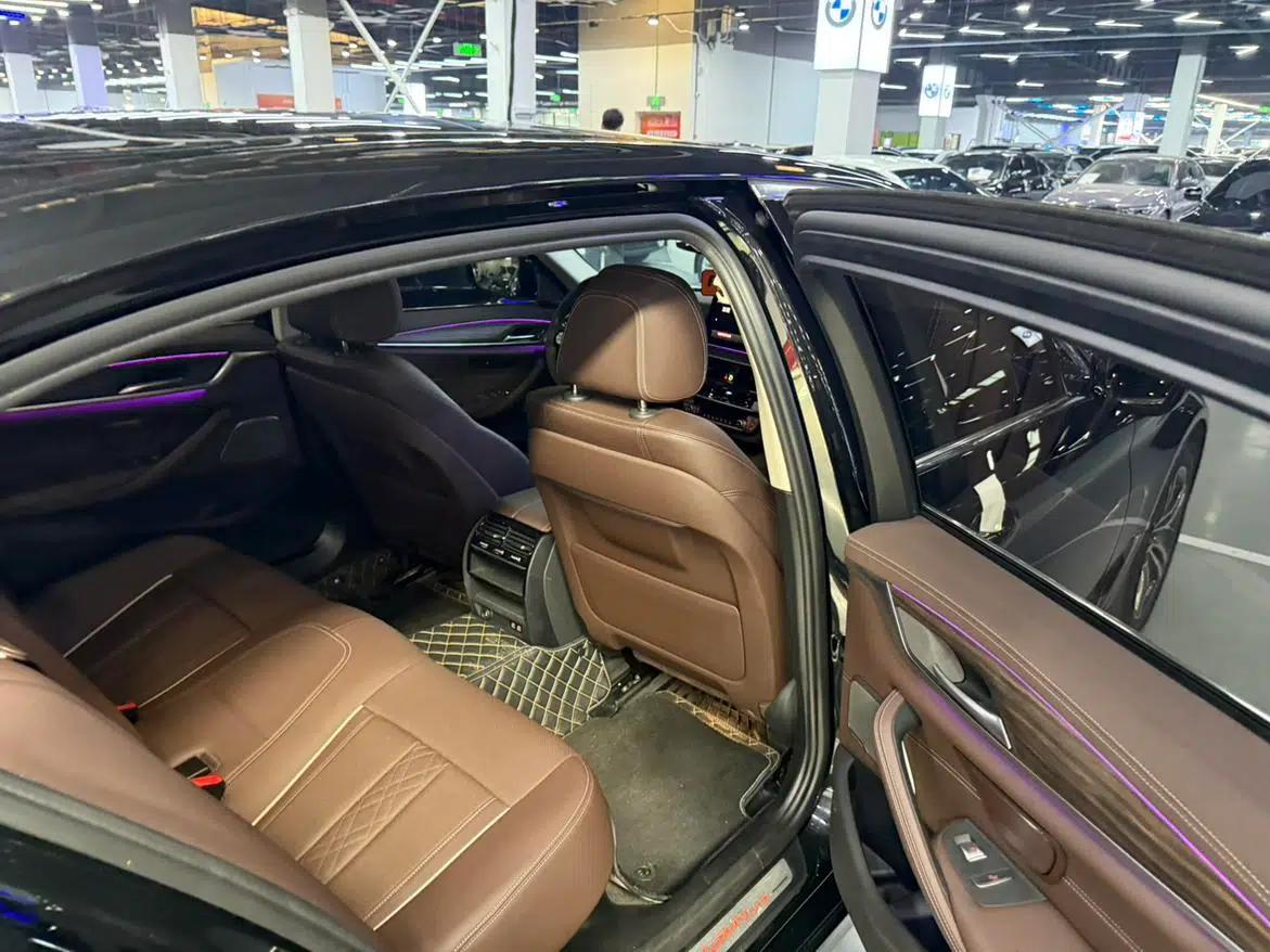 2023 BMW 5 Series 530Li Leading Edition M Sport Package — миниатюра 14