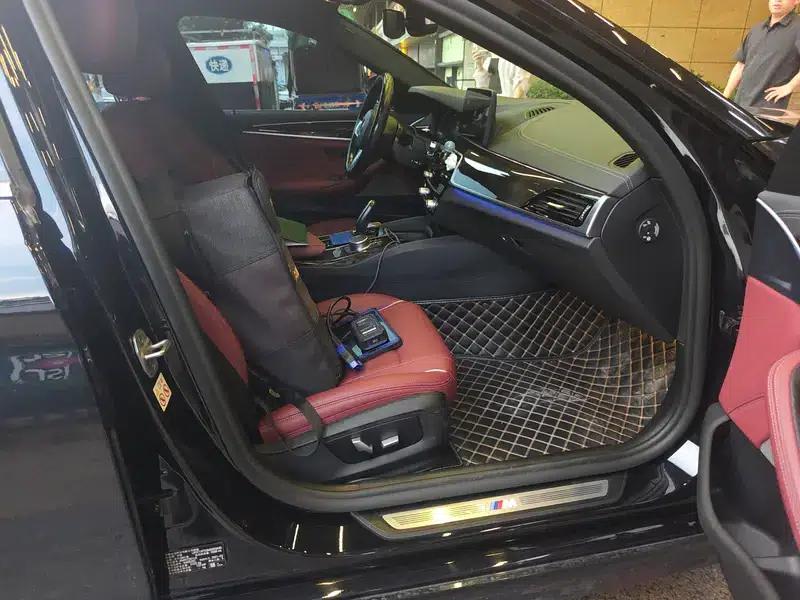 2021 BMW 5 Series 525Li M Sport Package — миниатюра 8