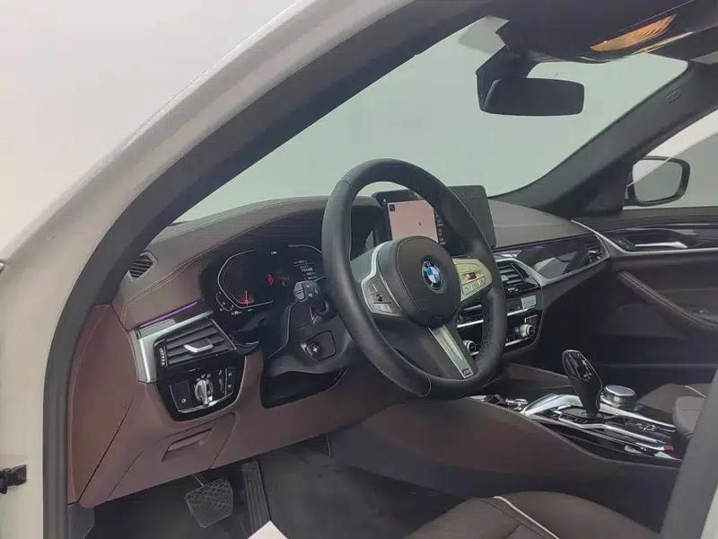 2022 BMW 5 Series 525Li M Sport Package — миниатюра 14