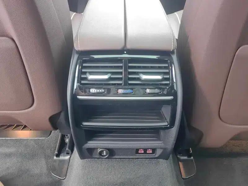 2022 BMW 5 Series 525Li M Sport Package — миниатюра 8