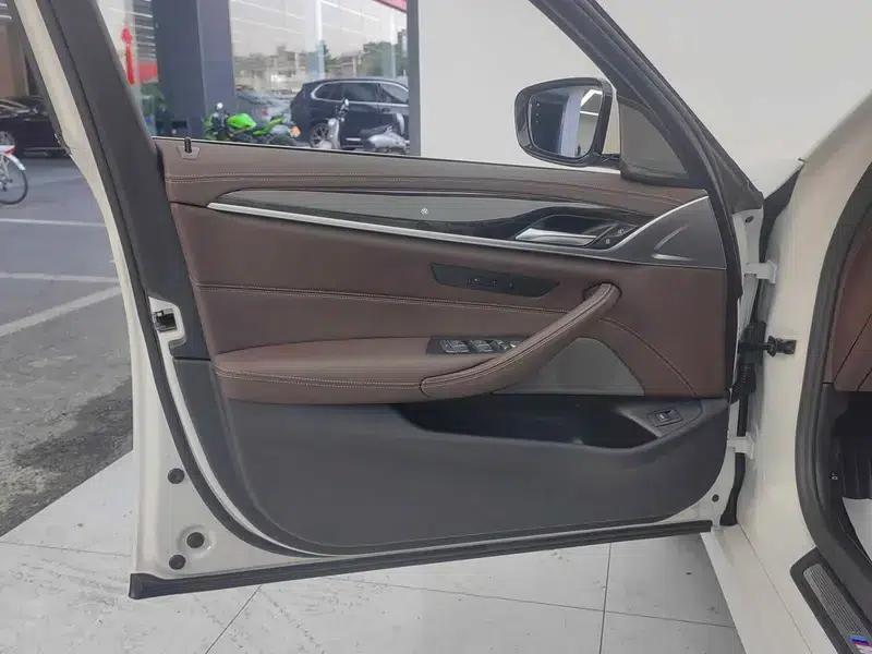 2022 BMW 5 Series 525Li M Sport Package — миниатюра 9