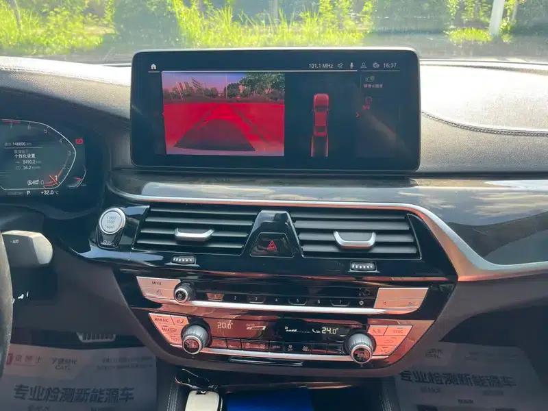 2022 BMW 5 Series 525Li M Sport Package — миниатюра 12