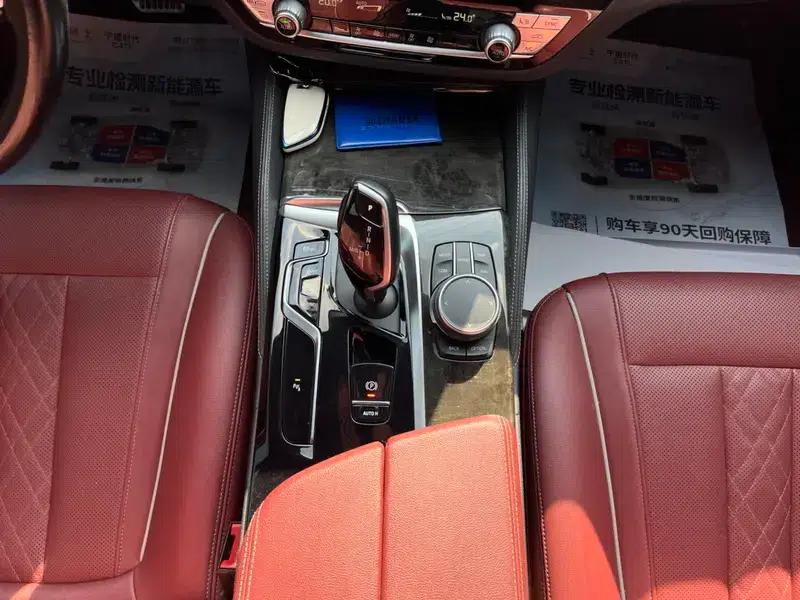 2022 BMW 5 Series 525Li M Sport Package — миниатюра 14