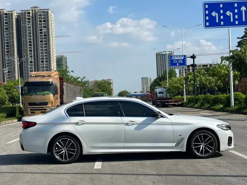 2022 BMW 5 Series 525Li M Sport Package — миниатюра 7