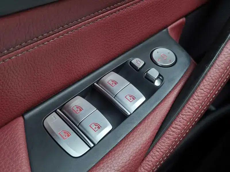 2020 BMW 5 Series 530Li Leading Edition M Sport Package — миниатюра 18