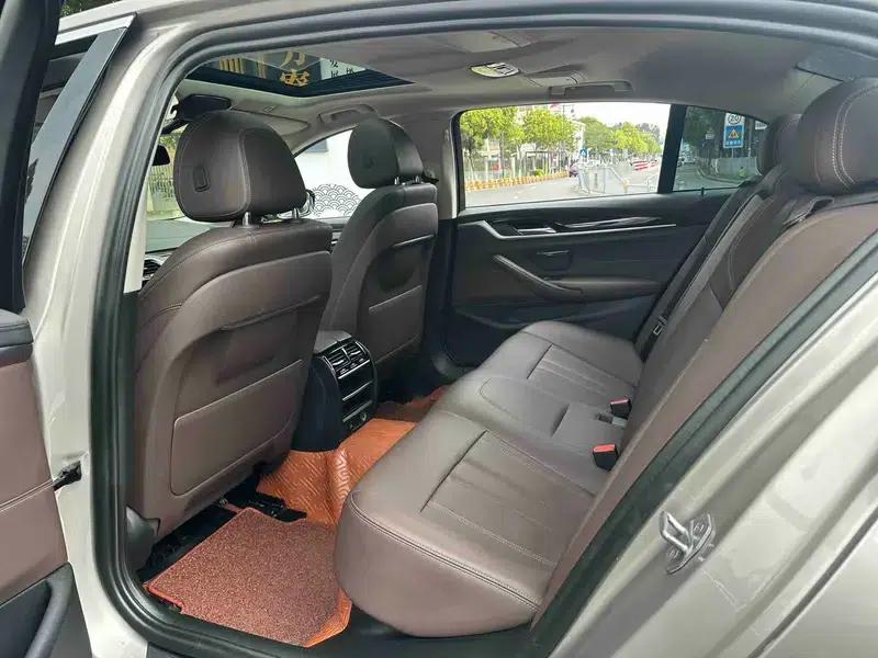 2019 BMW 5 Series 525Li Luxury Package — миниатюра 16
