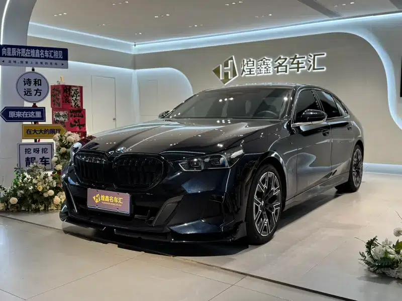 2025 BMW 5 Series 530Li Luxury M Sport Package — миниатюра 1