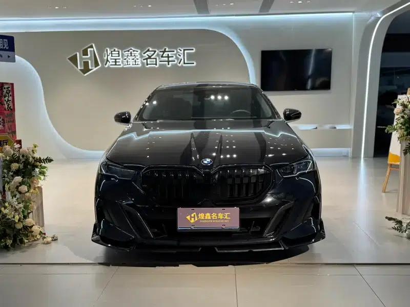 2025 BMW 5 Series 530Li Luxury M Sport Package — миниатюра 2