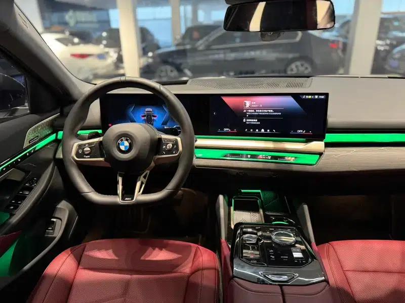 2025 BMW 5 Series 530Li Luxury M Sport Package — миниатюра 11