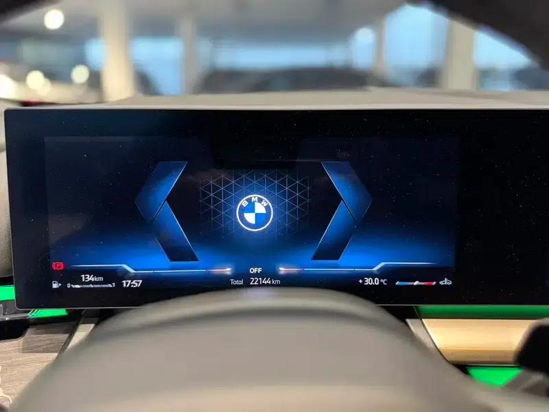 2025 BMW 5 Series 530Li Luxury M Sport Package — миниатюра 12