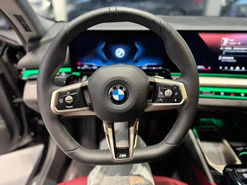 2025 BMW 5 Series 530Li Luxury M Sport Package — миниатюра 13