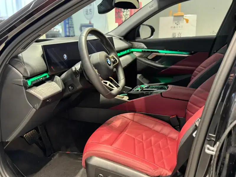 2025 BMW 5 Series 530Li Luxury M Sport Package — миниатюра 14