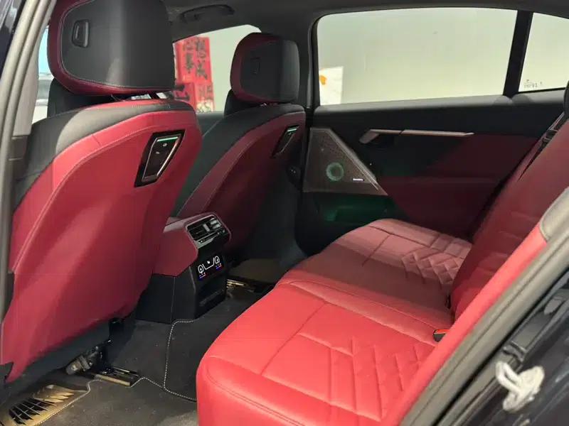 2025 BMW 5 Series 530Li Luxury M Sport Package — миниатюра 15