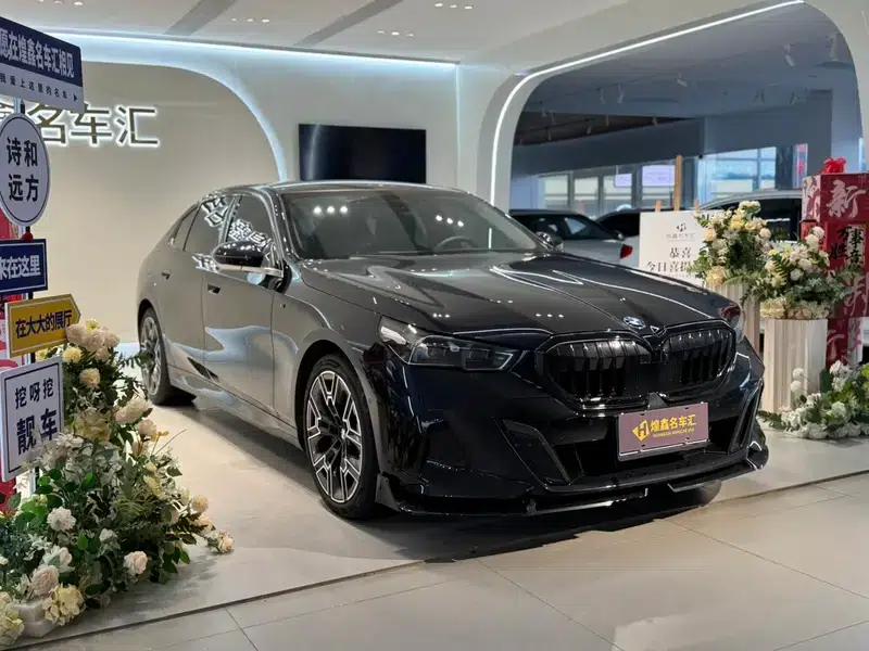 2025 BMW 5 Series 530Li Luxury M Sport Package — миниатюра 3