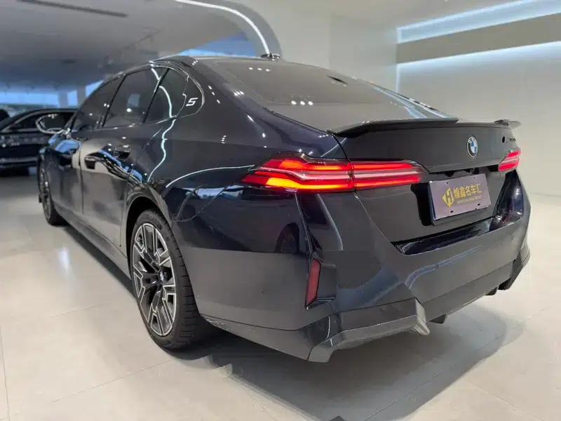 2025 BMW 5 Series 530Li Luxury M Sport Package — миниатюра 4