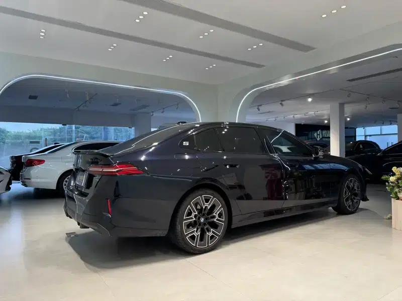 2025 BMW 5 Series 530Li Luxury M Sport Package — миниатюра 5