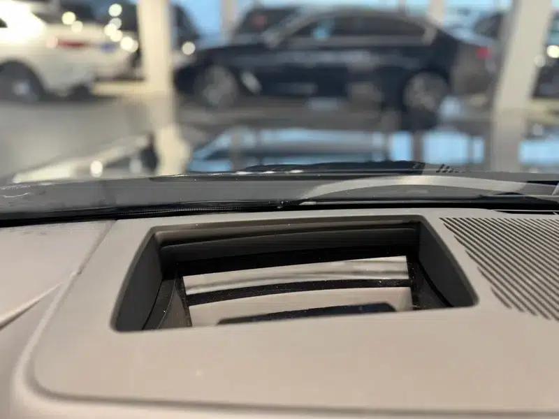 2025 BMW 5 Series 530Li Luxury M Sport Package — миниатюра 7