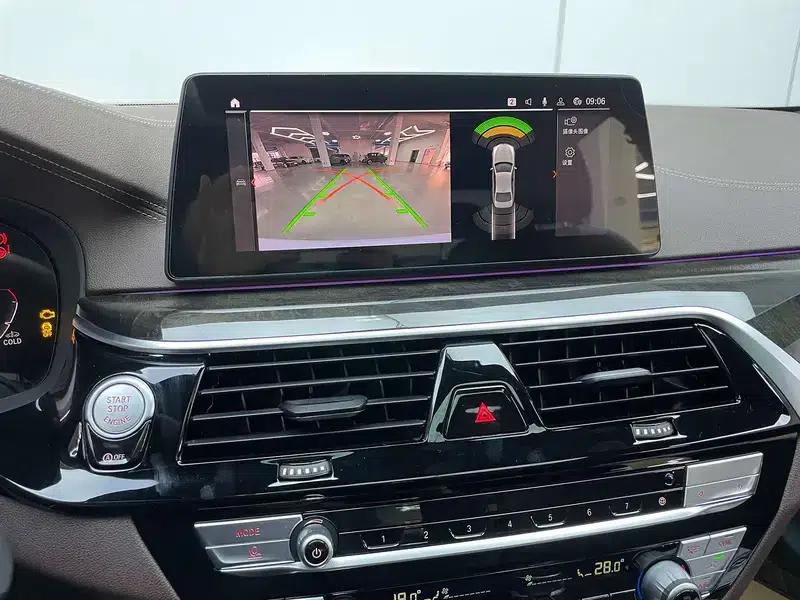 2020 BMW 5 Series 525Li M Sport Package — миниатюра 12