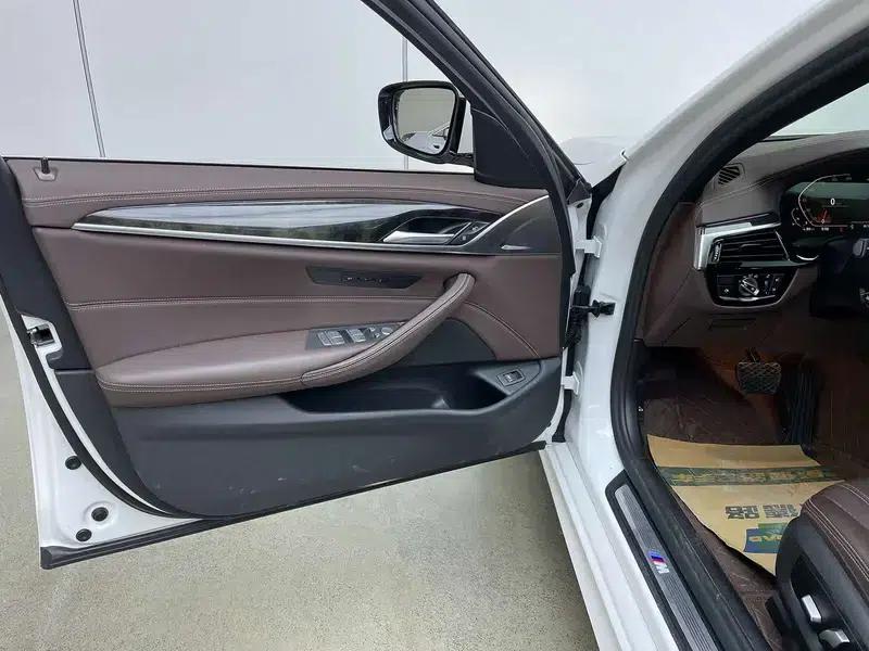 2020 BMW 5 Series 525Li M Sport Package — миниатюра 26