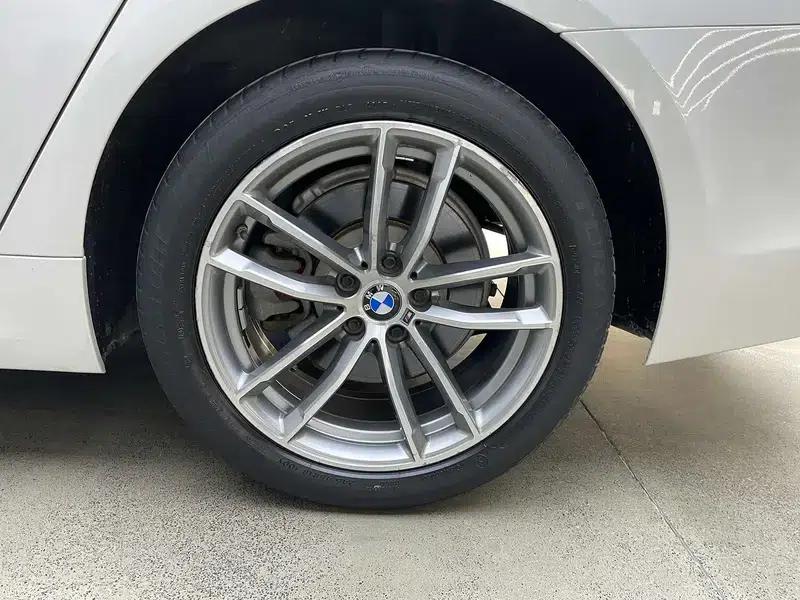 2020 BMW 5 Series 525Li M Sport Package — миниатюра 8