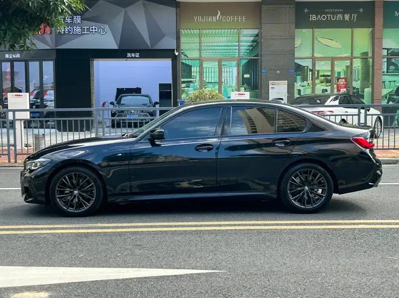 2022 BMW 3 Series 325i M Sport Shadow Edition — миниатюра 4