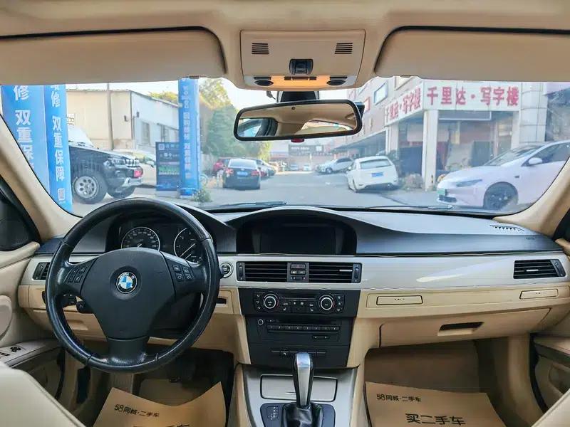 2011 BMW 3 Series 320i Luxury — миниатюра 18