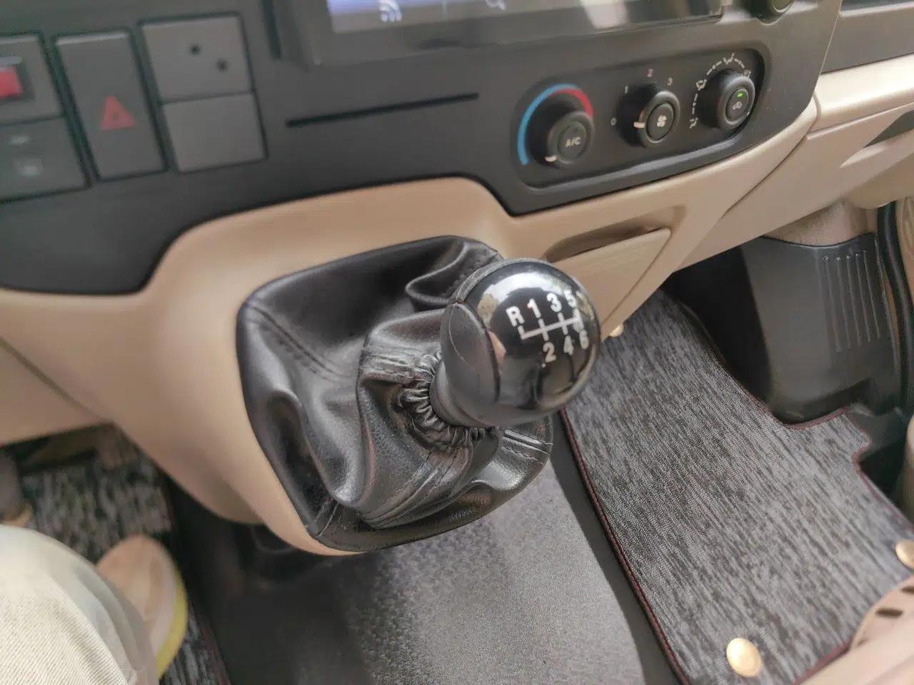Ford Transit Custom New Transit, 5.8 meters long, 2.0 meters wide, 2.8 meters high, 2.4T manual diesel, 5 seats. — миниатюра 14
