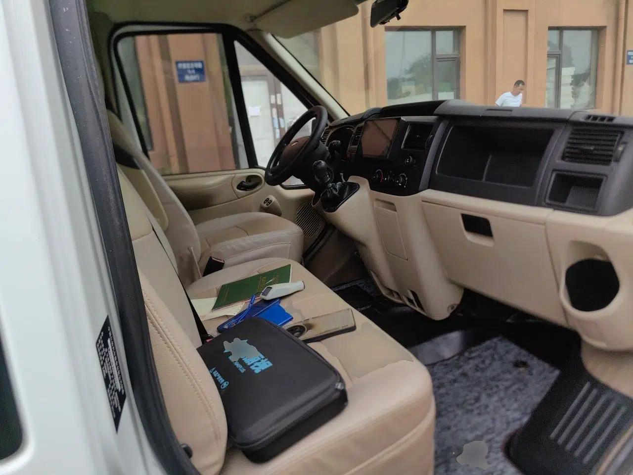 Ford Transit Custom New Transit, 5.8 meters long, 2.0 meters wide, 2.8 meters high, 2.4T manual diesel, 5 seats. — миниатюра 17