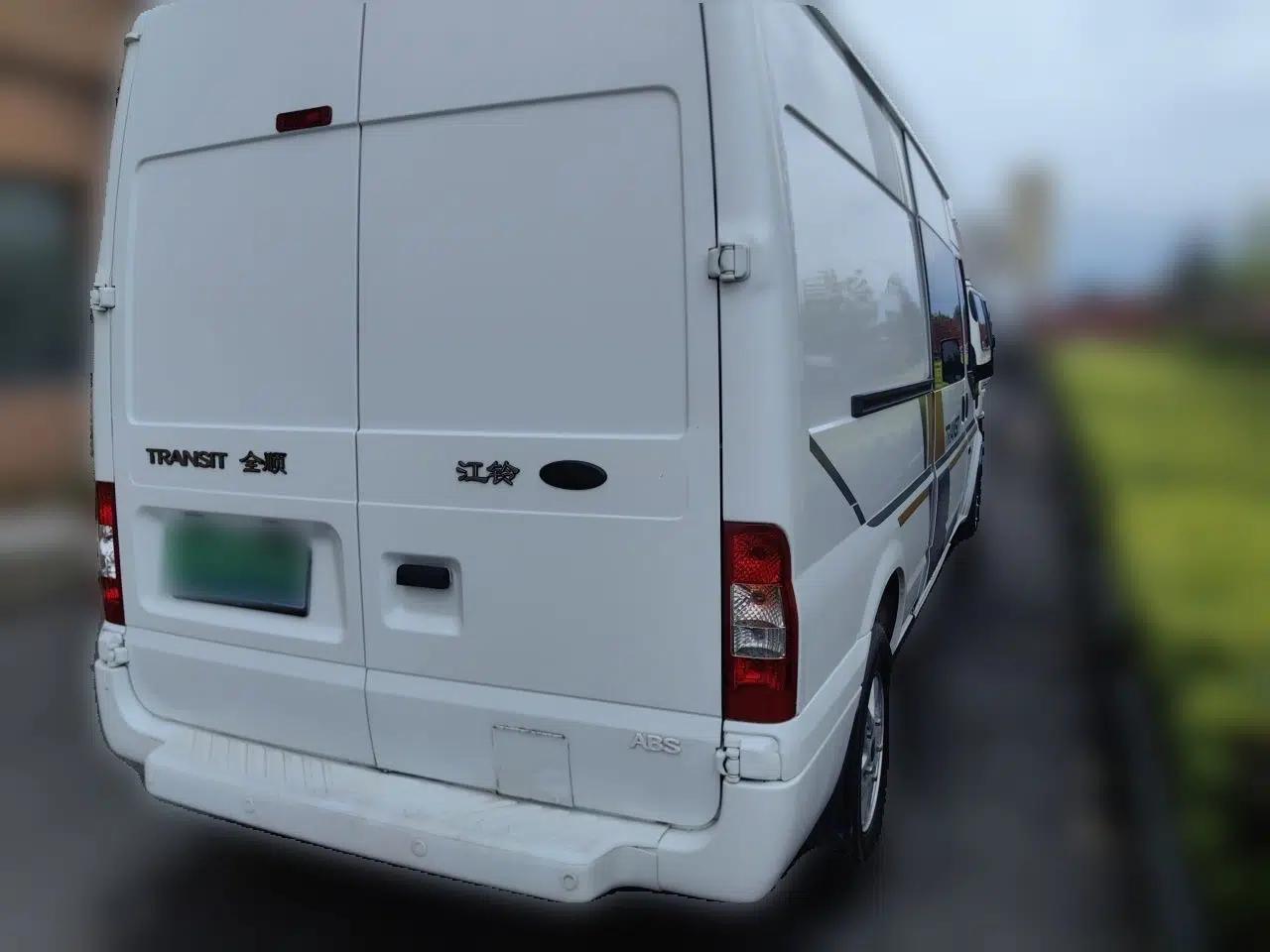 Ford Transit Custom New Transit, 5.8 meters long, 2.0 meters wide, 2.8 meters high, 2.4T manual diesel, 5 seats. — миниатюра 6