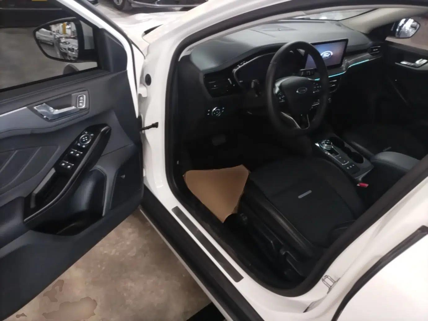 Ford Focus Active 2021 EcoBoost 180 Automatic Trendy Model — миниатюра 23
